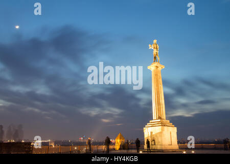 Victor - Sieg Statue auf der Festung bei Nacht - Belgrad - Serbien Bild des legendären Viktor (pobednik) Statue in der Nacht vom Ka genommen Stockfoto