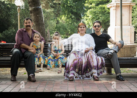 PANCEVO, Serbien - 13. Juni 2015: Portrait einer Roma-Familie in traditionellen Kostümen Bild einer Roma-Familie posiert für den Fotografen während wir Stockfoto