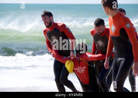 Sauveteurs En Mer, Rettungsschwimmer Ausbildung bei Sables d ' Olonne, Frankreich Stockfoto