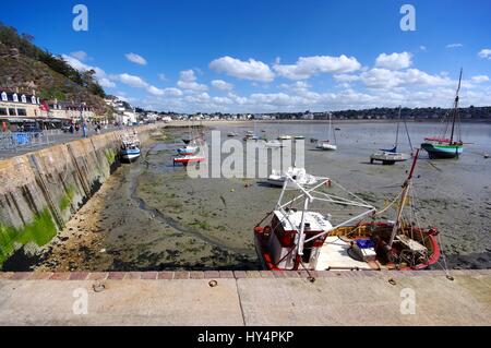 Hafen von Erquy, Bretagne, Frankreich, Ebbe Angeln Stockfoto