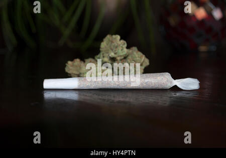 Nahaufnahme von gewalzten Marihuana Weed Joint auf hölzernen Hintergrund Stockfoto