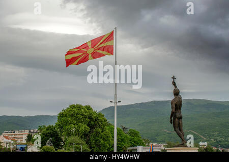 Mazedonischen Flagge mit Denkmal "Epiphanie" in Ohrid, Mazedonien Stockfoto