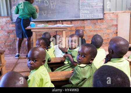 Schülerinnen und Schüler an einer Brücke internationalen Akademien-Grundschule in Mpigi, Uganda. Stockfoto