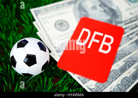 Mini-Fußball, rote Karte und Dollar-Noten, DFB-Skandal, Miniaturfu? ball, Rote Karte Und Dollarscheine, DFB-Skandal Stockfoto