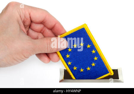 Hand wirft Euro-Flag im kurfürstlichen Urn, europäische Wahl, Hand Wirft Euro-Fahne in Eine Wahlurne, Europawahl Stockfoto