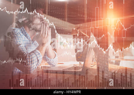 Aktien und Anteile gegen überarbeitet Geschäftsmann arbeitet in der Nacht Stockfoto