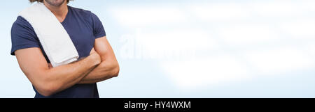 Porträt eines lächelnden schönen Trainer mit Armen gekreuzt stehen in der Turnhalle Stockfoto