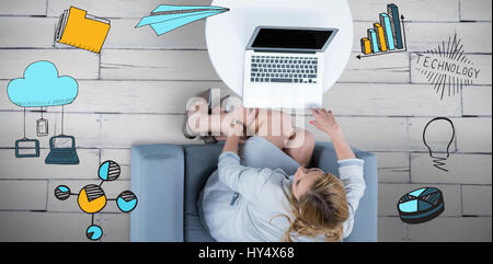 Frau auf ihrem Laptop vor weißem Hintergrund mit vignette Stockfoto