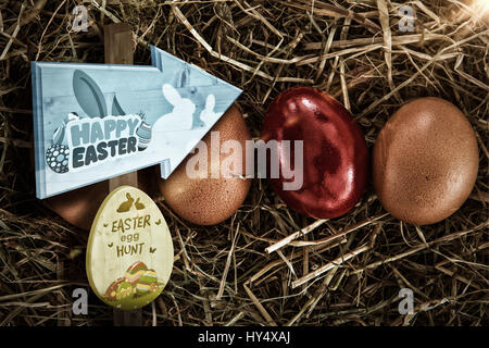 Easter Egg Hunt Zeichen gegen rote Ei auf Stroh mit einfachen Stockfoto
