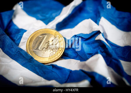 EuroCoin auf zerknitterten Griechenland Flagge, symbolische Foto Schulden Quarrel, Euromuenze Auf Zerknitterter Griechenlandfahne, Symbolfoto Schuldenstreit Stockfoto