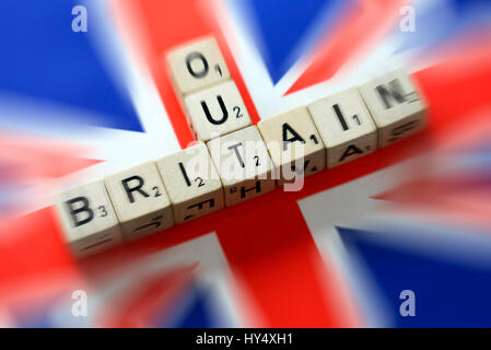 Buchstaben-Würfel bilden Konzepte Großbritannien und heraus auf Flagge von Großbritannien, symbolische Foto Austritt, Buchstabenwuerfel Formen Absterben Begriffe Großbritannien und Stockfoto