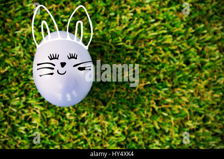 PE047 butterfly 02 bs nf gegen violett Osterei auf Rasen Stockfoto