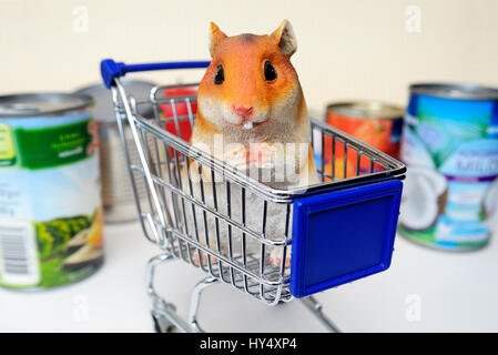 Hamster Figur in der shopping cart, symbolische Foto Hamster Käufe Hamsterfigur Im Einkaufswagen, Symbolfoto Hamsterkaeufe Stockfoto