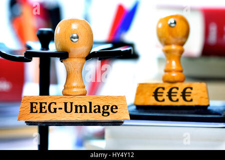 Stempel mit dem Label EEG Umverteilung und Eurosign, Stempel Mit der Aufschrift EEG-Umlage Und Eurozeichen Stockfoto