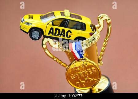 ADAC-Miniatur-Fahrzeug, Medaillon und Tasse, Manipulationen mit der ADAC Preis, ADAC Miniaturfahrzeug, Medaille Und Pokal, Manipulationen Beim ADAC-Prei Stockfoto