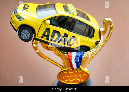 ADAC-Miniatur-Fahrzeug, Medaillon und Tasse, Manipulationen mit der ADAC Preis, ADAC Miniaturfahrzeug, Medaille Und Pokal, Manipulationen Beim ADAC-Prei Stockfoto