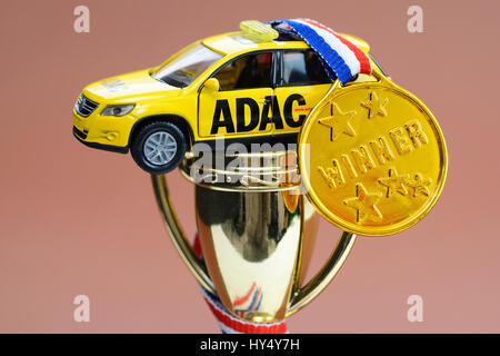 ADAC-Miniatur-Fahrzeug, Medaillon und Tasse, Manipulationen mit der ADAC Preis, ADAC Miniaturfahrzeug, Medaille Und Pokal, Manipulationen Beim ADAC-Prei Stockfoto