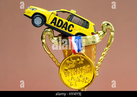 ADAC-Miniatur-Fahrzeug, Medaillon und Tasse, Manipulationen mit der ADAC Preis, ADAC Miniaturfahrzeug, Medaille Und Pokal, Manipulationen Beim ADAC-Prei Stockfoto