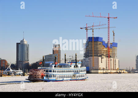 Fahrrad Steamboat Louisiana Star mit Eisgang im Hamburger Hafen, Hamburg, Germany, Raddampfer Louisiana Star Bei Eisgang Im Hamburger Hafen, De Stockfoto