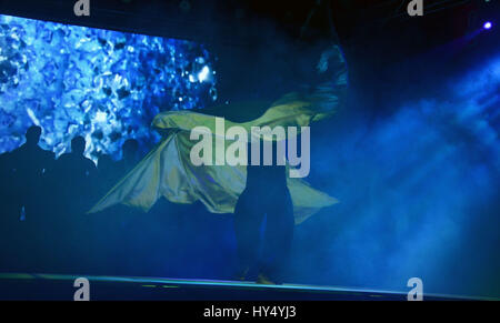 Lahore, Pakistan. 1. April 2017. Pakistanische Künstler auf der Bühne während der Alhamra Durchführung unplugged season1 (Music for Peace) von Alhamra Arts Council organisiert. Bildnachweis: Rana Sajid Hussain/Pacific Press/Alamy Live-Nachrichten Stockfoto