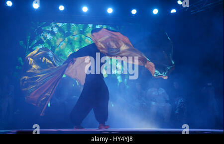 Lahore, Pakistan. 1. April 2017. Pakistanische Künstler auf der Bühne während der Alhamra Durchführung unplugged season1 (Music for Peace) von Alhamra Arts Council organisiert. Bildnachweis: Rana Sajid Hussain/Pacific Press/Alamy Live-Nachrichten Stockfoto