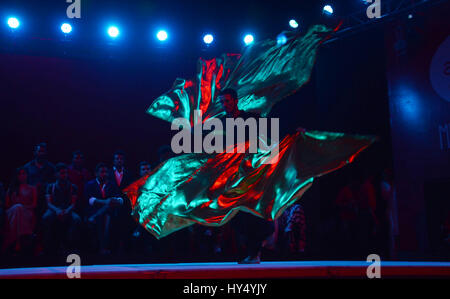 Lahore, Pakistan. 1. April 2017. Pakistanische Künstler auf der Bühne während der Alhamra Durchführung unplugged season1 (Music for Peace) von Alhamra Arts Council organisiert. Bildnachweis: Rana Sajid Hussain/Pacific Press/Alamy Live-Nachrichten Stockfoto