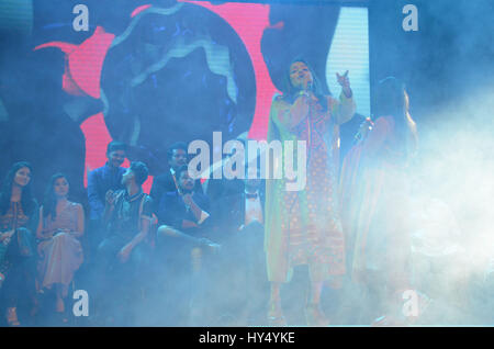 Lahore, Pakistan. 1. April 2017. Pakistanische Künstler auf der Bühne während der Alhamra Durchführung unplugged season1 (Music for Peace) von Alhamra Arts Council organisiert. Bildnachweis: Rana Sajid Hussain/Pacific Press/Alamy Live-Nachrichten Stockfoto