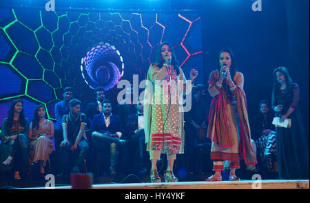 Lahore, Pakistan. 1. April 2017. Pakistanische Künstler auf der Bühne während der Alhamra Durchführung unplugged season1 (Music for Peace) von Alhamra Arts Council organisiert. Bildnachweis: Rana Sajid Hussain/Pacific Press/Alamy Live-Nachrichten Stockfoto