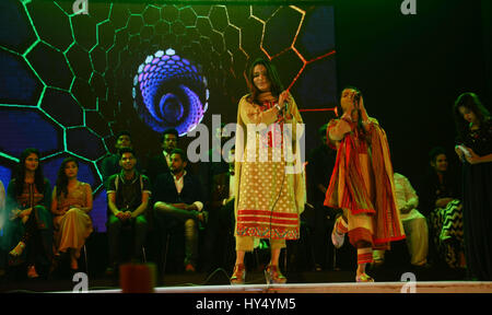 Lahore, Pakistan. 1. April 2017. Pakistanische Künstler auf der Bühne während der Alhamra Durchführung unplugged season1 (Music for Peace) von Alhamra Arts Council organisiert. Bildnachweis: Rana Sajid Hussain/Pacific Press/Alamy Live-Nachrichten Stockfoto