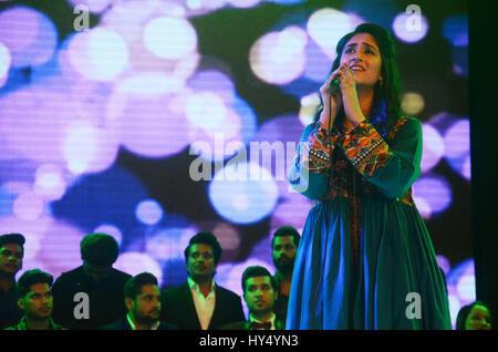 Lahore, Pakistan. 1. April 2017. Pakistanische Künstler auf der Bühne während der Alhamra Durchführung unplugged season1 (Music for Peace) von Alhamra Arts Council organisiert. Bildnachweis: Rana Sajid Hussain/Pacific Press/Alamy Live-Nachrichten Stockfoto