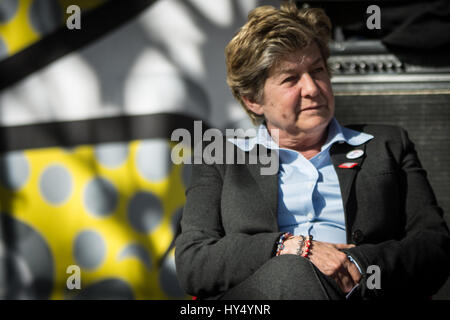 Rom, Italien. 31. März 2017. Hohe #Guardia bei der Arbeit"Susanna Camusso CGIL nationalen Gewerkschaftssekretär bei Piazza Vittorio mit Filea Cgil Union Informationskampagne über das Referendum Fragen und die Bill Of Rights der Arbeit. Bildnachweis: Andrea Ronchini/Pacific Press/Alamy Live-Nachrichten Stockfoto