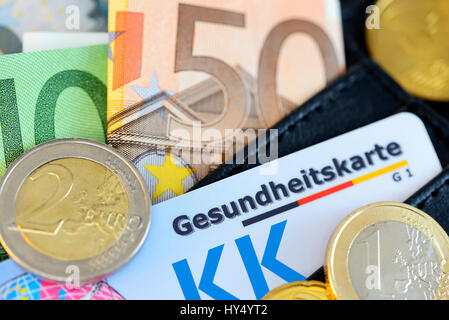 Gesundheit-Karte in eine Geldbörse und Schutztechniken, Schema Beiträge zur Krankenversicherung, Gesundheitskarte in Einer Geldboerse Und Euroscheine, Krankenkassen Stockfoto