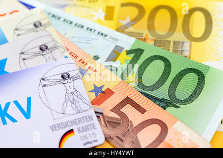 Kranke versichert Karten und Banknoten, Beiträge zur Krankenversicherung-Schema, Krankenversichertenkarten Und Geldscheine, Krankenkassenbeitraege Stockfoto