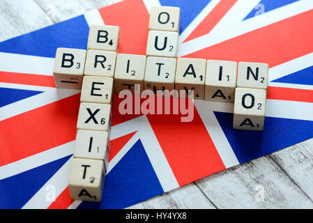 Buchstaben-Würfel bilden die Konzepte Großbritannien, Austritt, und nicht auf der Flagge von Großbritannien, symbolische Foto Austritt, Buchstabenwuerfel Formen sterben Begriffe Brit Stockfoto