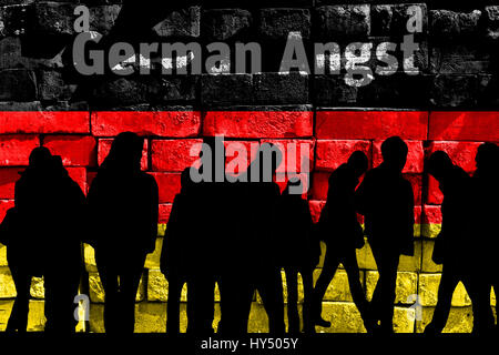 Deutsche Flagge, Deutsche Angst Schlaganfall und Silhouetten, symbolische Foto Flüchtling Krise, die Deutsche Fahne, Schriftzug German Angst Und Silhouetten, Symbolfoto Stockfoto