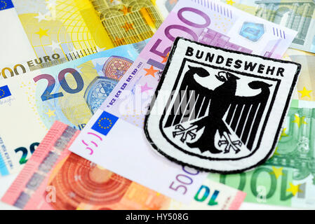 Armed Forces Abzeichen auf Banknoten, Erhöhung der militärischen Ausgaben, Bundeswehr-Abzeichen Auf Geldscheinen, Erhoehung der Militaerausgaben Stockfoto