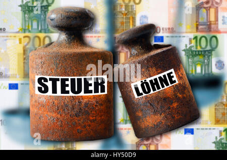 Gewichte mit dem Label Steuern und Löhne, symbolische Foto kalten Progression, Gewichte Mit der Aufschrift Steuer Und Loehne, Symbolfoto Kalte Progression Stockfoto