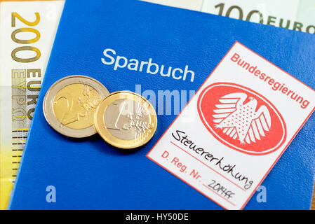 Sicherheit mit Bundesadler auf Sparbuch, symbolische Foto Steuer Aufstieg, Pfandsiegel Mit Bundesadler Auf Sparbuch, Symbolfoto Steuererhoehung Abdichten Stockfoto