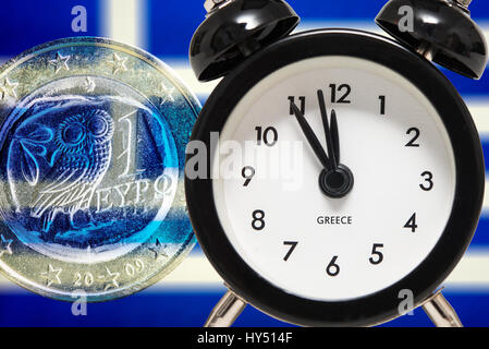 Wecker auf 11:55 vor der griechischen Flagge und Euro, symbolische Foto Schulden Quarrel, Wecker Auf Fuenf Vor Zwoelf Vor gruppierten Fahne Und Euro Stockfoto