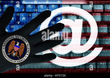 At-Zeichen Sie über eine Tastatur und eine schwarze Hand mit NSA-Symbol, Zusammenstellung von Daten der USA Geheimdienst, um Zeichen Auf Einer Tastatur Und Schwarze Hand m Stockfoto