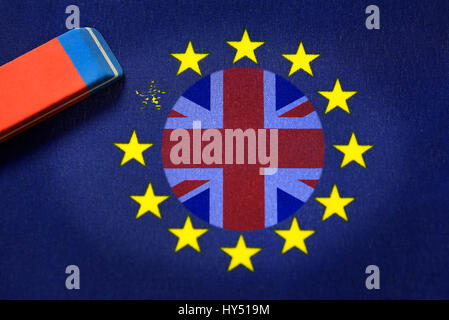 Aus dem EU-Flagge ist Stern sich symbolische Foto Austritt, Aus EU-Fahne Wird Stern Ausradiert, Symbolfoto Brexit gelöscht. Stockfoto