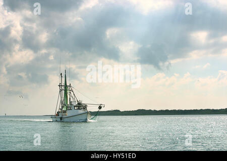 Ein Garnelen-Boot an der Golfküste in Texas zurück zum Hafen nach einem Tag der Fischerei Stockfoto