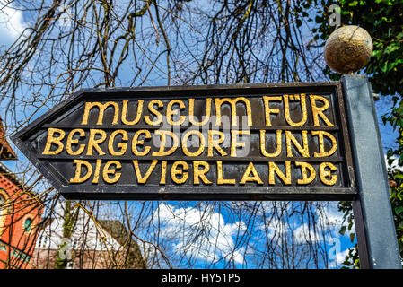 Wegweiser zum Museum für Bergdorf und 4 und sumpfige Land im Schloss Berg Dorf, Hamburg, Deutschland, Europa, Wegweiser Zum Museum fu Stockfoto