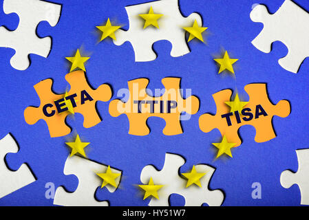 Jigsaw Puzzleteile mit Namen von Freihandelsabkommen TTIP, TISA und CETA, Puzzleteile Mit Namen der Freihandelsabkommen TTIP, TISA Und CETA Stockfoto