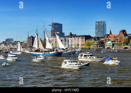 Beenden Sie Parade für den Hafengeburtstag mit dem Segelschiff Atlantis in Hamburg, Deutschland, Europa, Einlaufparade Zum Hafengeburtstag Mit Dem Segelschi Stockfoto