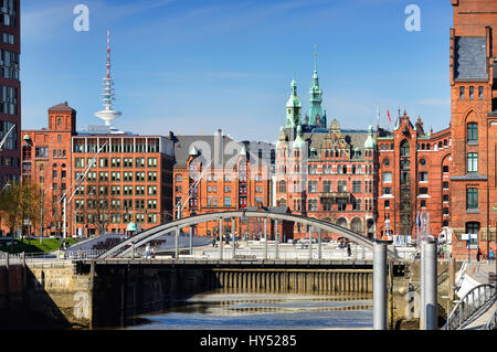 Brooktorhafen mit Blick auf die Speicher-Stadt in Hamburg, Deutschland, Europa, Brooktorhafen Mit Blick Auf Die Speicherstadt in Hamburg, Deutschland, Europa Stockfoto