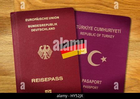 Deutschen und türkischen Reisepass mit Deutschland Flagge, doppelte Staatsbürgerschaft, Deutscher Und Tuerkischer Pass Mit Deutschlandfahne, Doppelte Staatsbuergerschaft Stockfoto