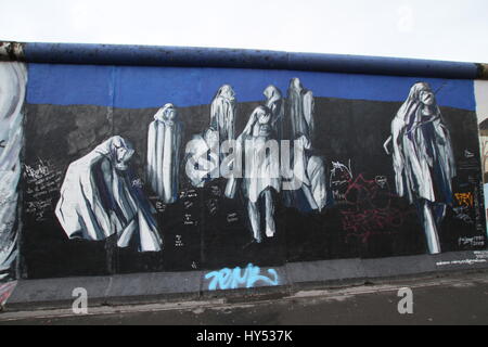 Verschiedene Fotos von Graffiti in der historischen Ost- und Westseite der Berliner Mauer. Stockfoto