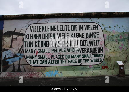 Verschiedene Fotos von Graffiti in der historischen Ost- und Westseite der Berliner Mauer. Stockfoto