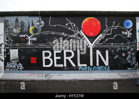 Verschiedene Fotos von Graffiti in der historischen Ost- und Westseite der Berliner Mauer. Stockfoto